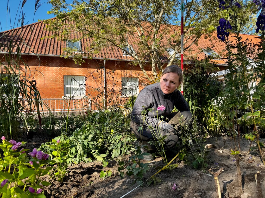 Pernille Holm binder blomsterbuket